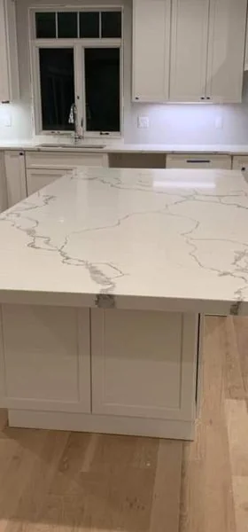 Ilha de cozinha em quartzo branco com veios cinza